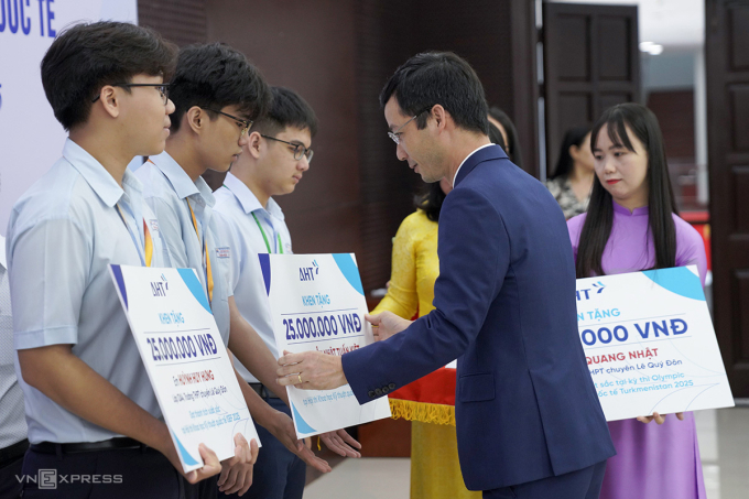 Học sinh nhận thưởng 25 triệu đồng từ Công ty Cổ phần Đầu tư khai thác Nhà ga quốc tế Đà Nẵng (AHT). Ảnh: Nguyễn Đông