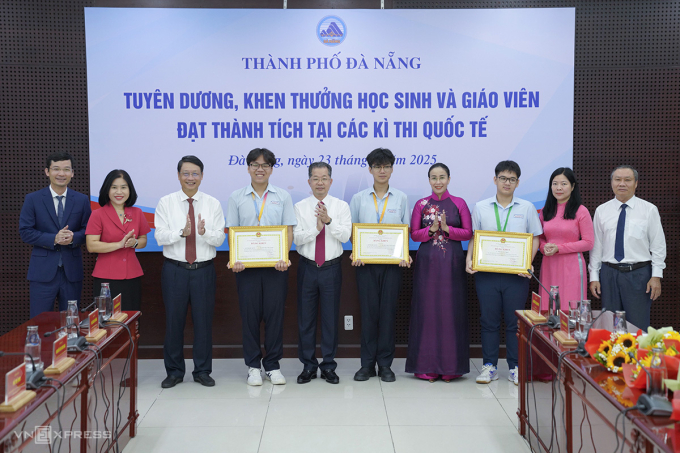 Lãnh đạo thành phố Đà Nẵng khen thưởng nhóm học sinh đạt giải quốc tế. Ảnh: Nguyễn Đông