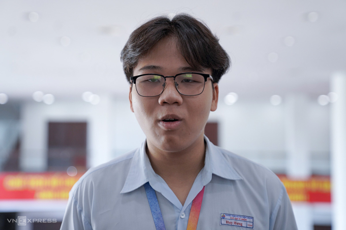 Huy Hưng, học sinh lớp 12A4, trường THPT chuyên Lê Quý Đôn, kể về quá trình nghiên cứu robot hỗ trợ trẻ em yếu thế. Ảnh: Nguyễn Đông