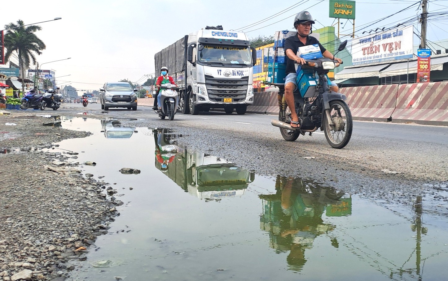 Tuyến ĐT.744 chưa có hệ thống thoát nước dẫn đến tình trạng dù mưa nhỏ, nước vẫn động lại