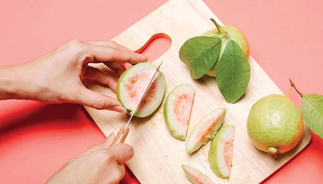 Ổi có nhiều chất chống oxy hóa, chất xơ hòa tan giúp cải thiện sức khỏe.
