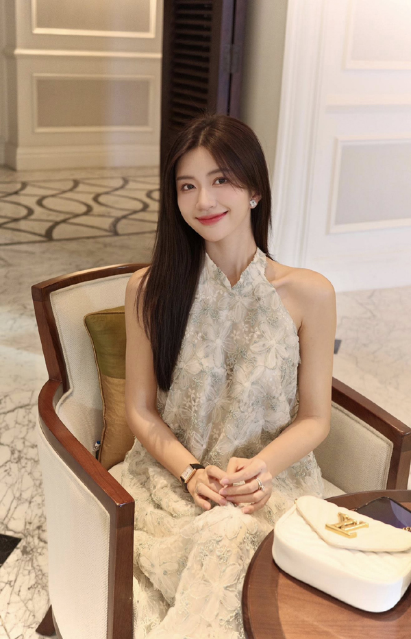 Đời thực, nữ diễn viên đã kết hôn cùng cháu trai NSƯT Chí Trung, dù đã bước vào hôn nhân nhưng nữ diễn viên vẫn giữ được nhan sắc ngọt ngào như thời son rỗi.