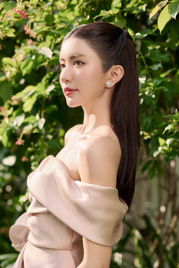 Mỗi lần xuất hiện, Ngọc Huyền đều khoe chọn vẻ gợi cảm, mỏng manh.