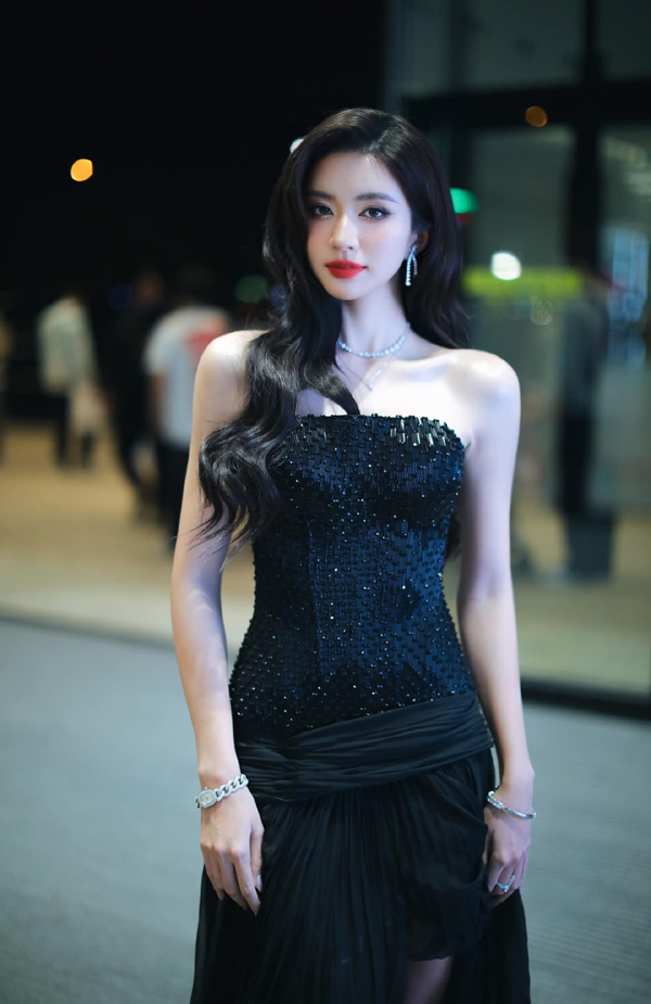 Nhờ vậy mỗi lần xuất hiện, Ngọc Huyền đều xinh đẹp giống như thần tiên tỷ tỷ.