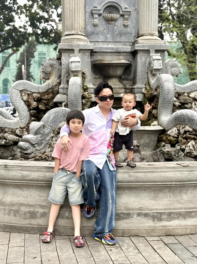 Tùng Dương và bà xã Giang Phạm hiện có ba người con: Con gái lớn là con riêng của Giang Phạm, bé Voi - con chung của hai vợ chồng và bé Sóc - con nuôi được hai người nhận về từ cuối năm ngoái.