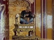 Khách xót xa khi ngai vàng triều Nguyễn bị phá hoại