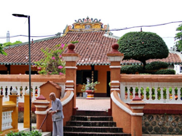 Chùa cổ gần 300 tuổi có trăm 'báu vật' thếp vàng hút khách chiêm bái ở TPHCM