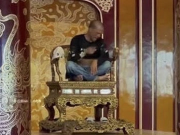 Khách xót xa khi ngai vàng triều Nguyễn bị phá hoại