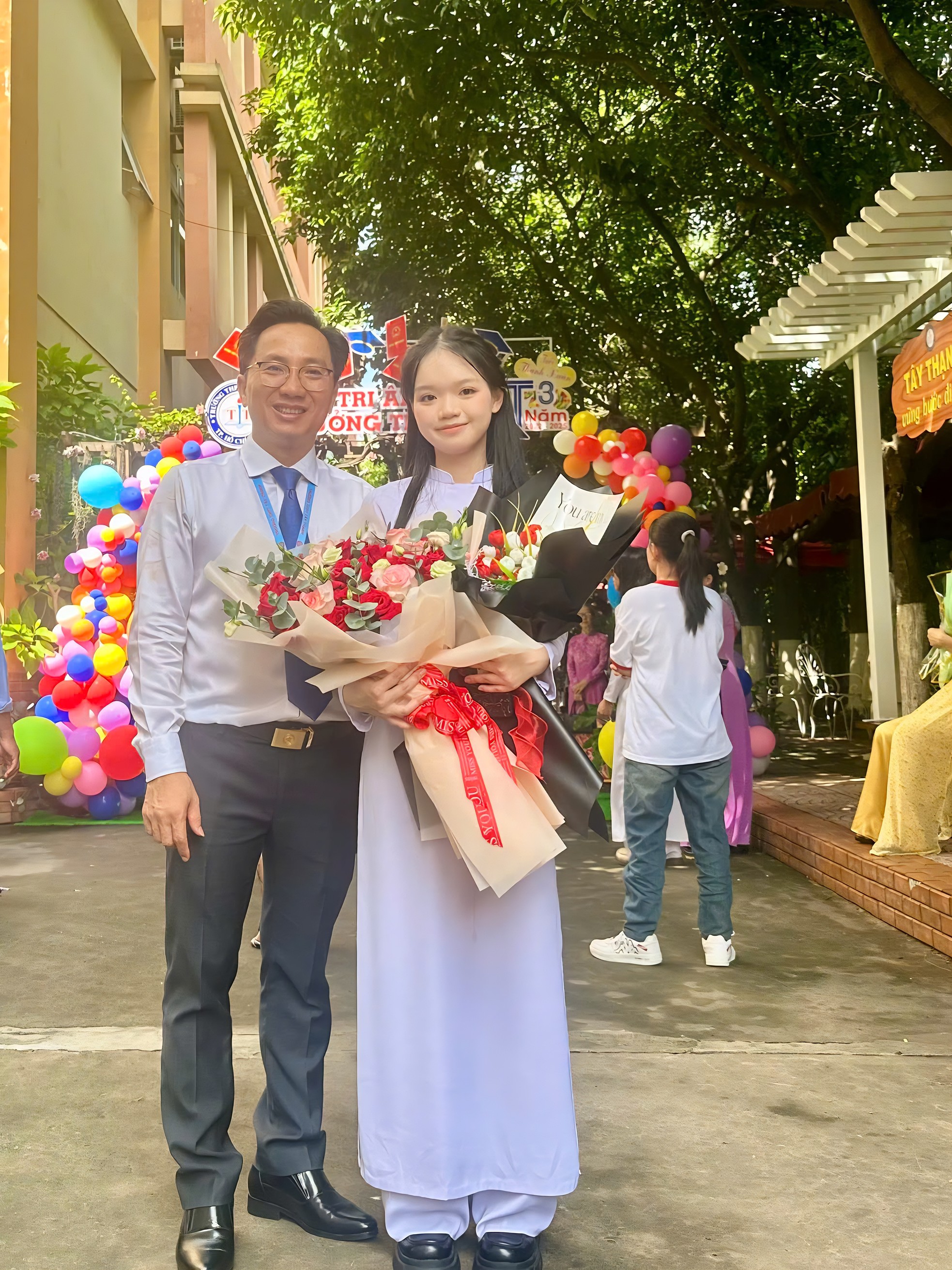 Thầy Phạm Văn Cường - Phó Hiệu trưởng trường THPT Tây Thạnh chụp cùng Tường Vi.