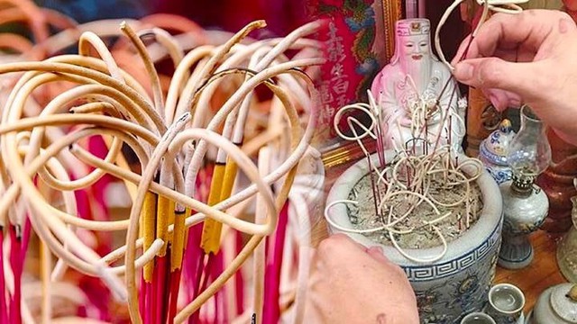 Nên trực tiếp cắm nhang để không mang năng lượng tiêu cực cho không gian tâm linh.