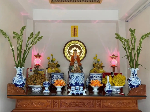 Bàn thờ là nơi linh thiêng, tuyệt đối không nên biến thành bàn để đồ tiện tay.