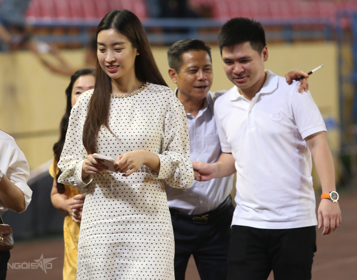 Đỗ Mỹ Linh cùng chồng lên xe sang 20 tỷ đồng rời sân Hàng Đẫy - 1