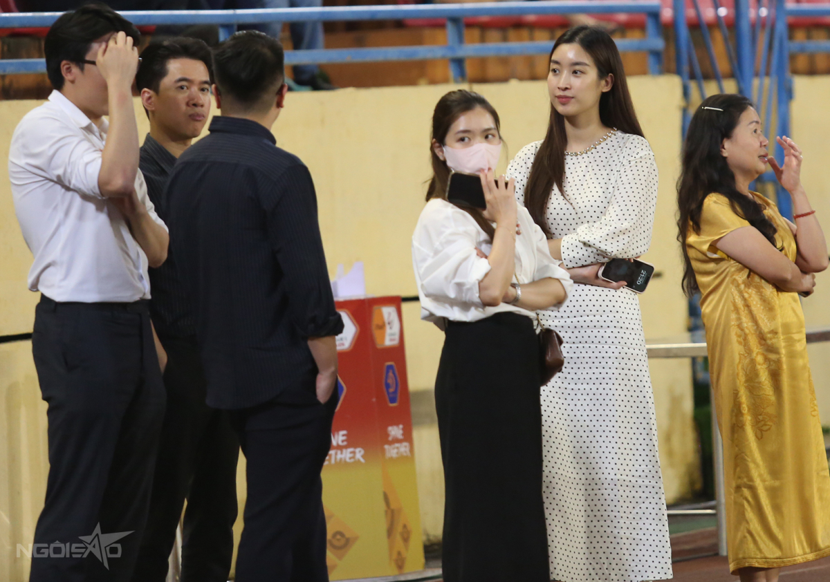 Đỗ Mỹ Linh cùng chồng lên xe sang 20 tỷ đồng rời sân Hàng Đẫy - 10
