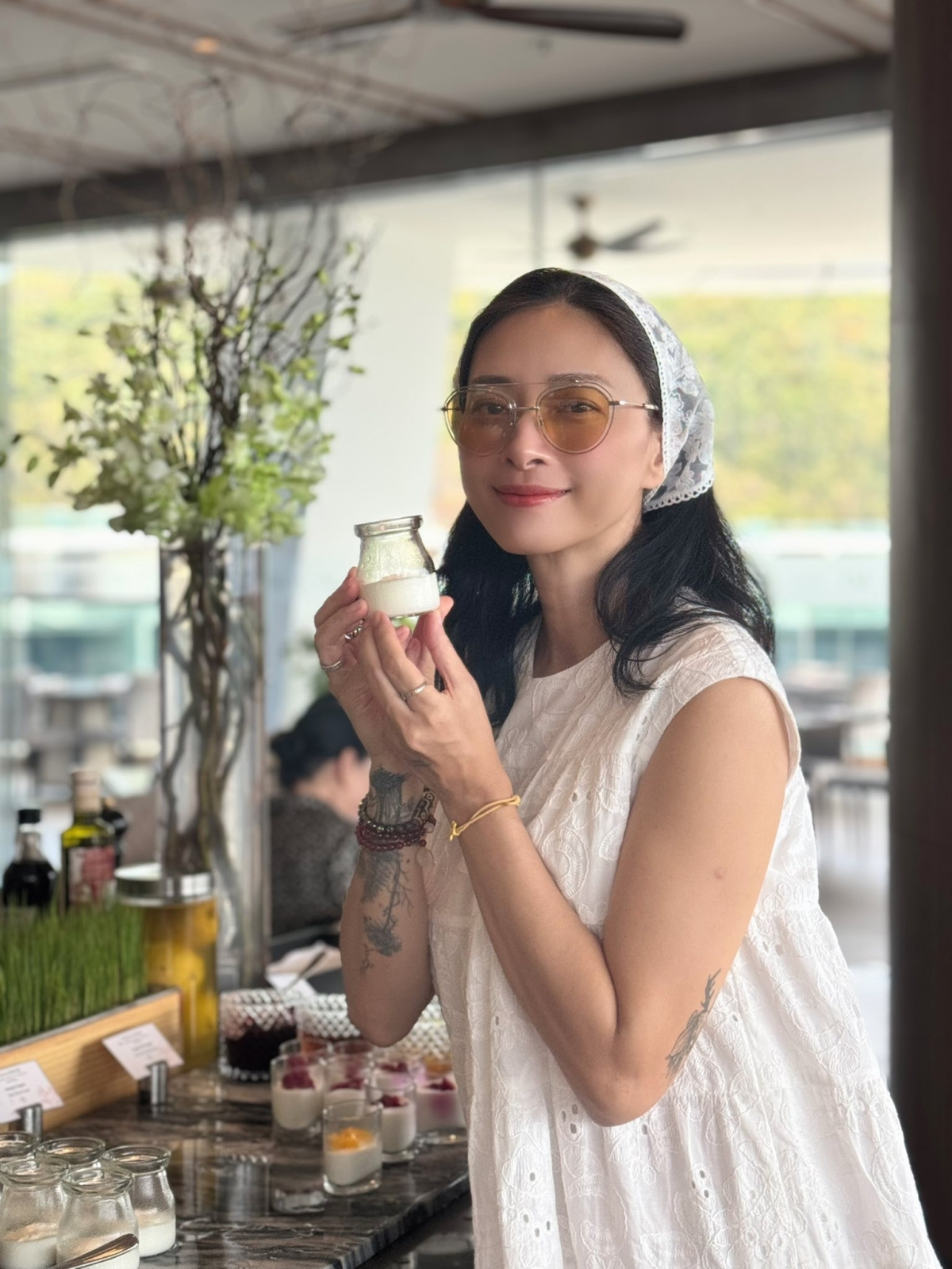 Sau ba năm kết hôn, Ngô Thanh Vân đang mang thai con gái đầu lòng hơn 6 tháng. Từ khi đón tin vui, cô ưu tiên váy áo suông rộng, kiểu dáng tối giản.
