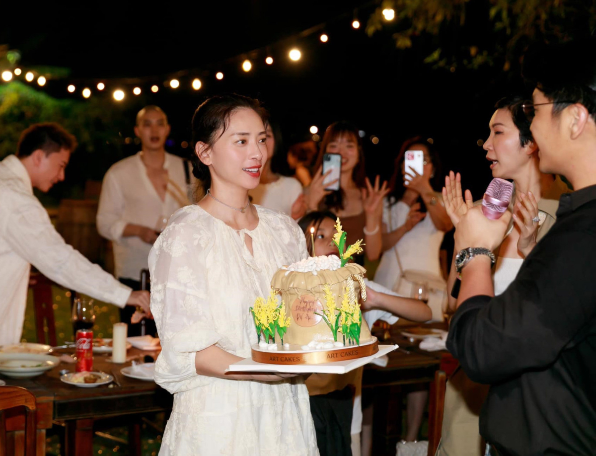 Trong tiệc sinh nhật hồi tháng 2, đả nữ cũng diện xiêm y giấu bụng, chất liệu mỏng nhẹ đậm tinh thần mùa hè.