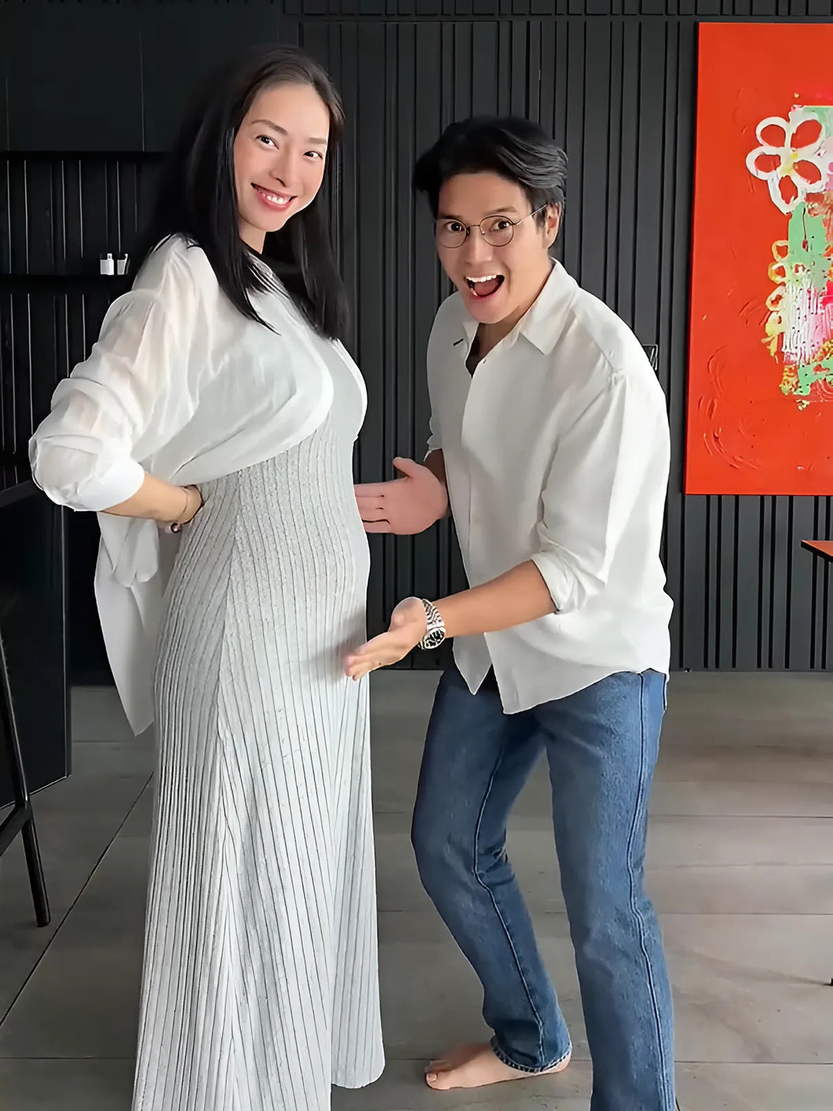 Lần hiếm hoi bà xã Huy Trần diện đầm khoe bụng bầu trong video công bố tin vui hôm 8/5, nhân kỷ niệm 3 năm về chung nhà.
