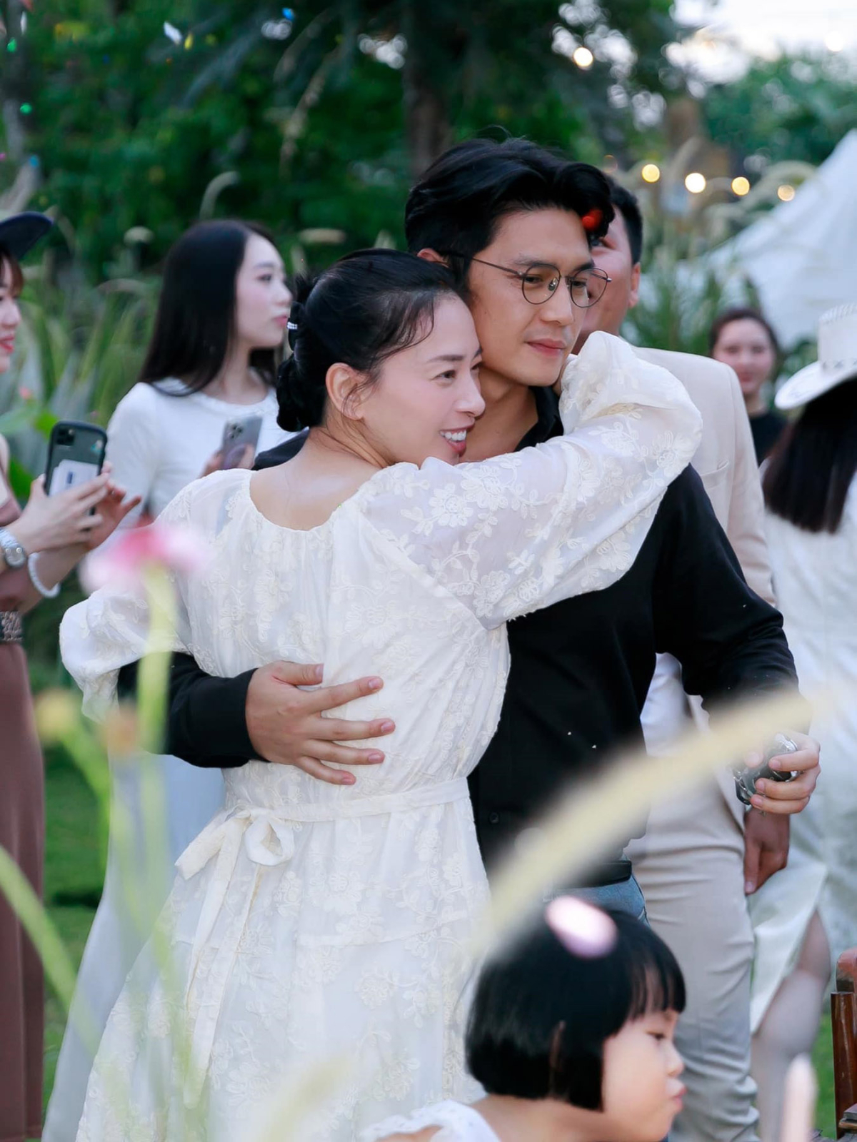 Dáng tay phồng và thắt eo nhẹ nhàng đem lại vẻ nữ tính, dễ điều chỉnh, tạo cảm giác thoải mái.