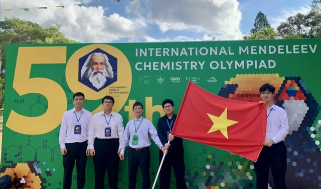 Nguyễn Ngô Đức cùng đoàn giáo viên và học sinh tham gia Kỳ thi Olympic Hóa học quốc tế Mendeleev. Ảnh: GĐCC