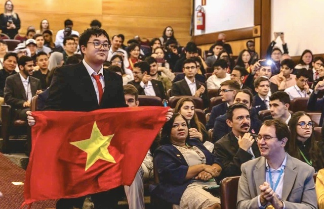 Nguyễn Ngô Đức trong phút giây giành chiến thắng tại Kỳ thi Olympic Hóa học quốc tế Mendeleev. Ảnh: GĐCC