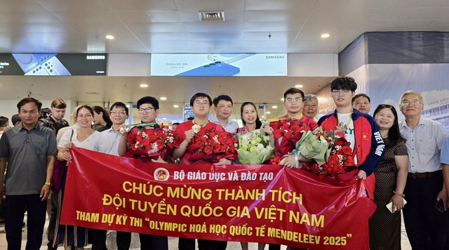 Nguyễn Ngô Đức bên gia đình và thầy cô trong Lễ đón Đội tuyển Việt Nam tham dự Kỳ thi Olympic Hóa học quốc tế Mendeleev. Ảnh: GĐCC