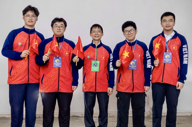 Nguyễn Ngô Đức cùng đoàn giáo viên và học sinh tham gia Kỳ thi Olympic Hóa học quốc tế Mendeleev. Ảnh: GĐCC