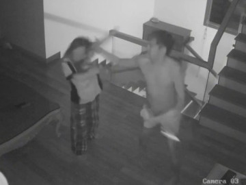 Phẫn nộ clip nghi vấn chồng hành hung vợ dã man lúc rạng sáng