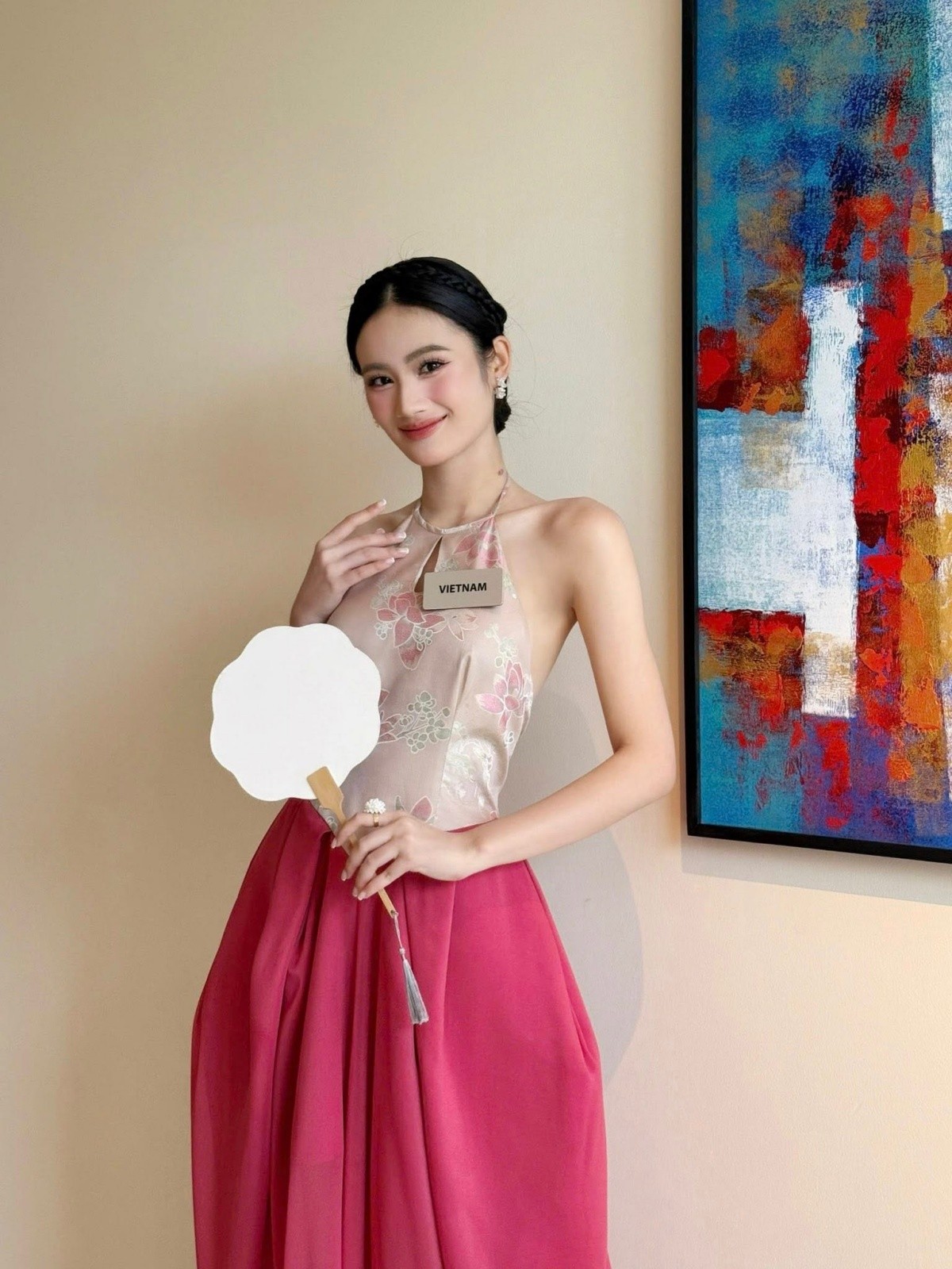 Miss World 2025: Loạt trang phục đậm tinh thần văn hóa Việt của Hoa hậu Ý Nhi - 1