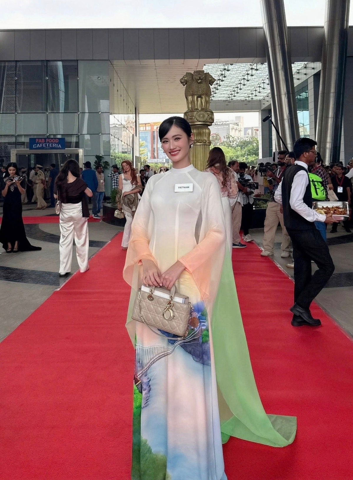 Miss World 2025: Loạt trang phục đậm tinh thần văn hóa Việt của Hoa hậu Ý Nhi - 6