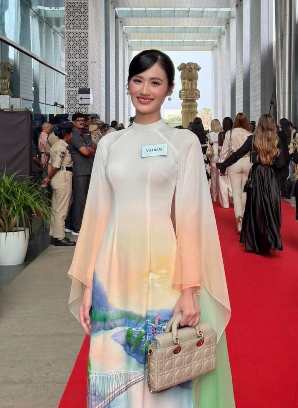 Miss World 2025: Loạt trang phục đậm tinh thần văn hóa Việt của Hoa hậu Ý Nhi - 5