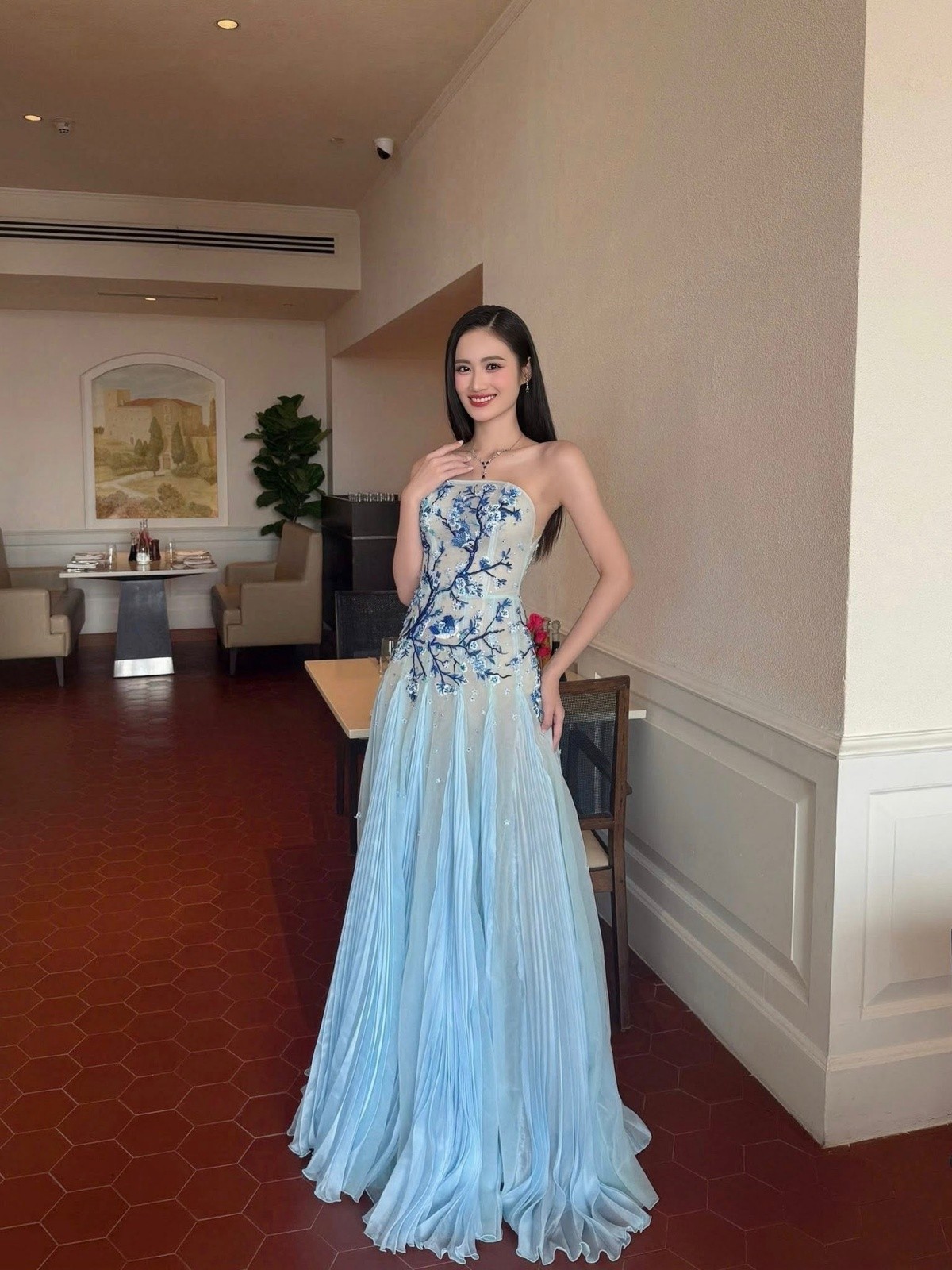 Miss World 2025: Loạt trang phục đậm tinh thần văn hóa Việt của Hoa hậu Ý Nhi - 8