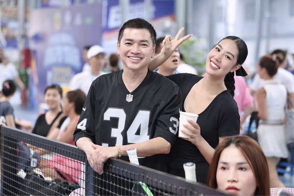 amp;#39;Bố bỉm sữaamp;#39; U70 Vbiz đi cổ vũ bạn gái 9X thi pickleball khiến khán giả sốc vì quá trẻ - 1