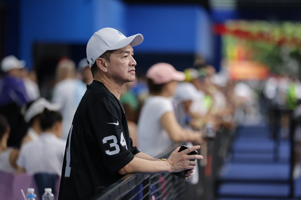 amp;#39;Bố bỉm sữaamp;#39; U70 Vbiz đi cổ vũ bạn gái 9X thi pickleball khiến khán giả sốc vì quá trẻ - 2