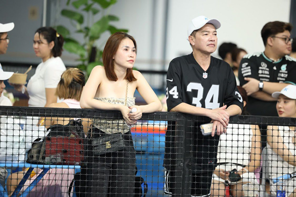 amp;#39;Bố bỉm sữaamp;#39; U70 Vbiz đi cổ vũ bạn gái 9X thi pickleball khiến khán giả sốc vì quá trẻ - 3