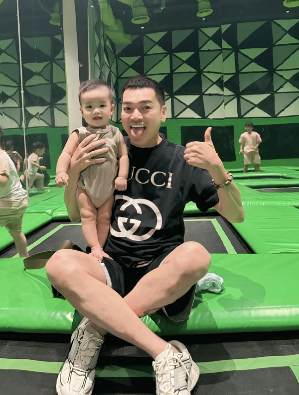 amp;#39;Bố bỉm sữaamp;#39; U70 Vbiz đi cổ vũ bạn gái 9X thi pickleball khiến khán giả sốc vì quá trẻ - 4