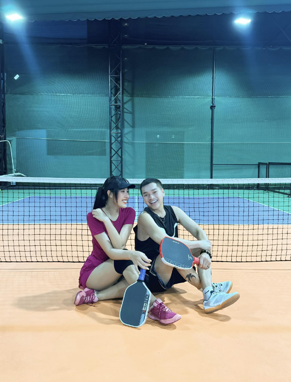 amp;#39;Bố bỉm sữaamp;#39; U70 Vbiz đi cổ vũ bạn gái 9X thi pickleball khiến khán giả sốc vì quá trẻ - 5