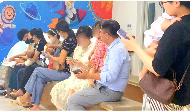 Thời gian gần đây, số trẻ được đưa đến khám và nhập viện điều trị do mắc COVID-19 tại Bệnh viện Nhi Hà Nội có xu hướng gia tăng.