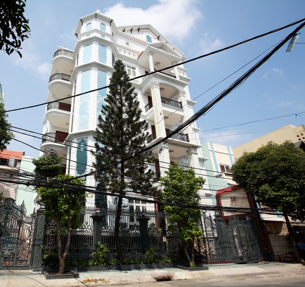 Hiện tại, gia đình Trang Nhung đang sống trong căn biệt thự hoành tráng rộng 500m2 gồm 6 tầng ở quận Tân Bình, TP.HCM. Được biết, vợ chồng nữ ca sĩ đã chi hơn 100 tỷ đồng để xây dựng cơ ngơi này.