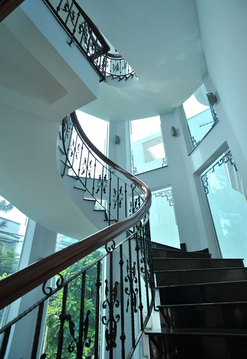 Cầu thang được thiết kế thoáng với nhiều ô cửa kính, tạo cảm giác gần gũi với thiên nhiên.