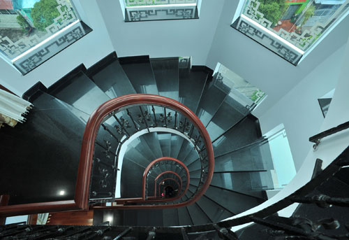 Cầu thang nhìn từ trên xuống dưới.