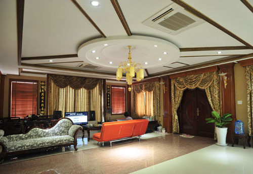 Phòng làm việc của chồng Trang Nhung nổi bật với tông màu vàng sang trọng. Đây là nơi diễn ra những buổi gặp gỡ đối tác, hoặc họp hành với các nhân viên trong công ty.