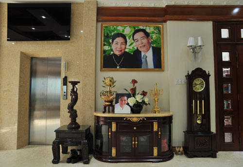 Nhà của ca sĩ được di chuyển bằng thang máy.