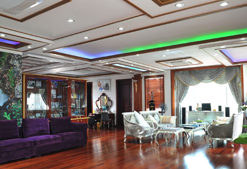 Một góc trong phòng ngủ của Trang Nhung và chồng được thiết kế tinh xảo, cùng những gam màu tinh tế. Vợ chồng cô còn đặt nguyên một bộ bàn ghế để tiếp khách thân thiết.