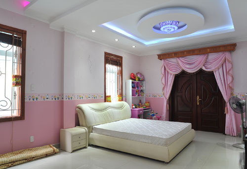 Phòng ngủ của cô con gái áp út với màu hồng lãng mạn, trẻ trung.