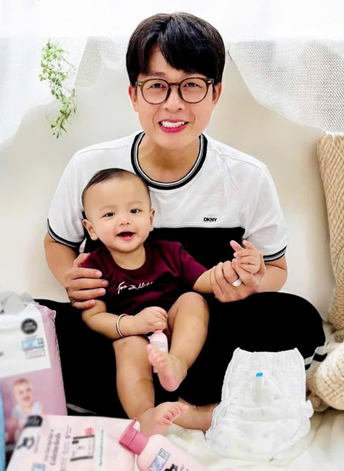 Hòa Hiệp và con trai gần một tuổi.