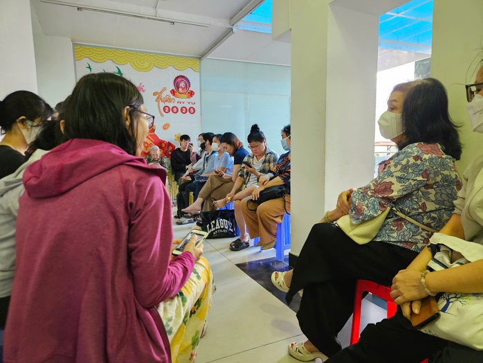 Khách xếp hàng chờ mua vàng miếng SJC sáng nay, ngày 29-5