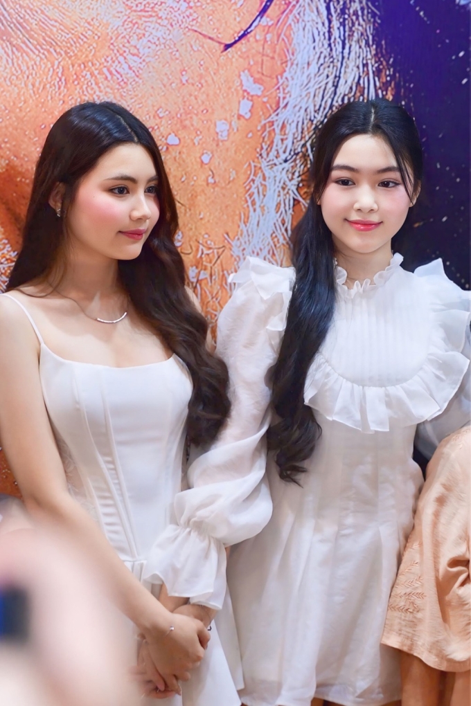 Lọ Lem bên em gái Hạt Dẻ trong buổi ra mắt phim điện ảnh Quyền Linh đóng chính tháng 8/2024. Ảnh: Thanh Tùng