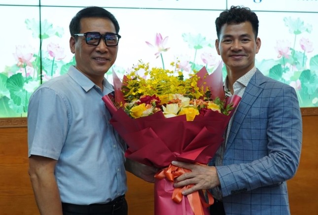 Sau khi NSND Xuân Bắc làm Cục trưởng Cục Nghệ thuật biểu diễn, NSƯT Kiều Minh Hiếu đảm nhận nhiệm vụ điều hành Nhà hát Kịch Việt Nam