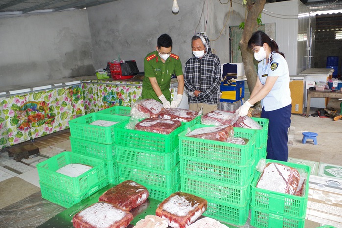 Số gan gà, lòng heo có biểu hiện chảy nước, bốc mùi ôi thiu được lực lượng chức năng ở Hà Nam phát hiện. Ảnh: Công an tỉnh Hà Nam