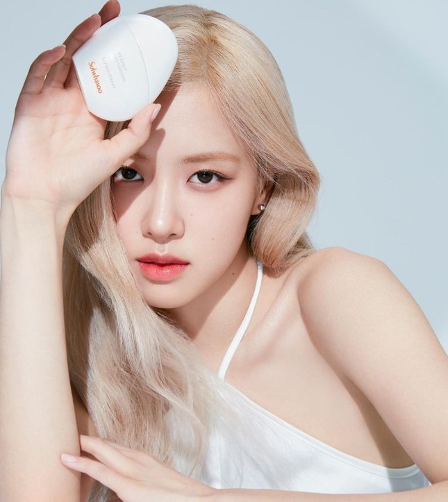 Một điều cần lưu ý nữa, lượng kem chống nắng chính xác để đạt được chỉ số SPF ghi trên bao bì là hai miligam kem chống nắng trên một centimét vuông da. Nếu thông tin này quá phức tạp để nhớ, thì có thể dùng cách đơn giản hơn là lấy kem chống nắng bằng với chiều dài ngón trỏ và ngón giữa.