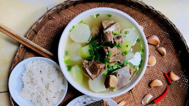 Canh củ cải hầm xương: Món canh truyền thống vừa ngọt thanh tự nhiên vừa dễ tiêu hóa. Củ cải được hầm mềm, tan nhẹ trong miệng, cung cấp nhiều dưỡng chất lại giúp làm ấm cơ thể.
